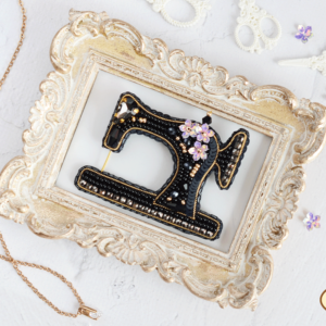 Tela Artis Brooch Making Kit - Black Sewing Machine - Image 1